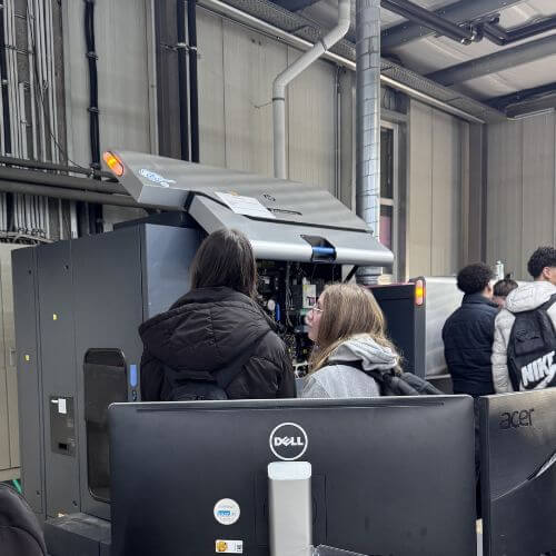 Schulklassen-bei-etikett.de-Produktion-Druckmaschinen
